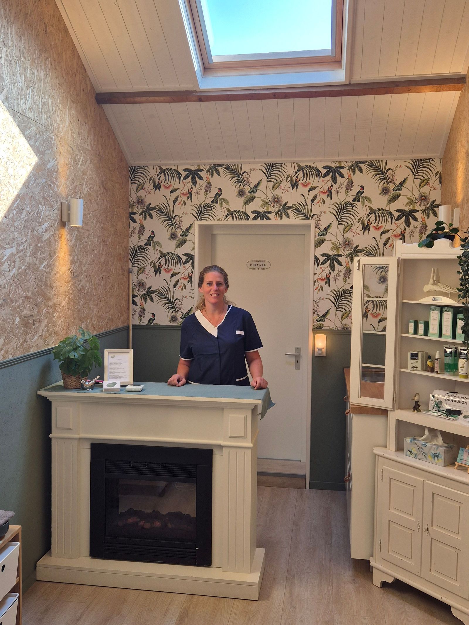 Linda Wijkhuys in haar medisch pedicurepraktijk in Oost-Souburg